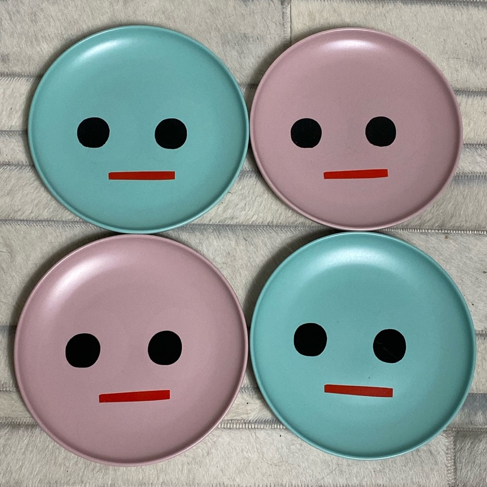 4 H&M novelty prints stoneware sandwich plates!
Like new condition!!